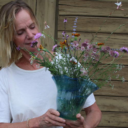 Blomstervas och bukett av Ninna Lindström